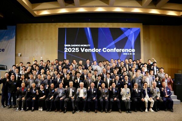 2025 협진회 정기총회 및 벤더컨퍼런스에서 참석자들이 기념촬영을 하고 있다. 제공=타타대우모빌리티