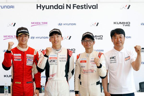2025 현대 N 페스티벌 금호 N1 클래스’ 레이스2 입상자 기자회견 뒤 기념촬영. 왼쪽부터 2위 김영찬, 우승 신우진, 3위 박동섭과 우승팀인 ZIC 유나이티드의 유경사 감독. 사진=전현철 기자.
