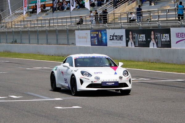 ‘2025 오네 슈퍼레이스 제2전 알핀 클래스 결선에서 선두로 달리는 김현수. 사진=전현철 기자.