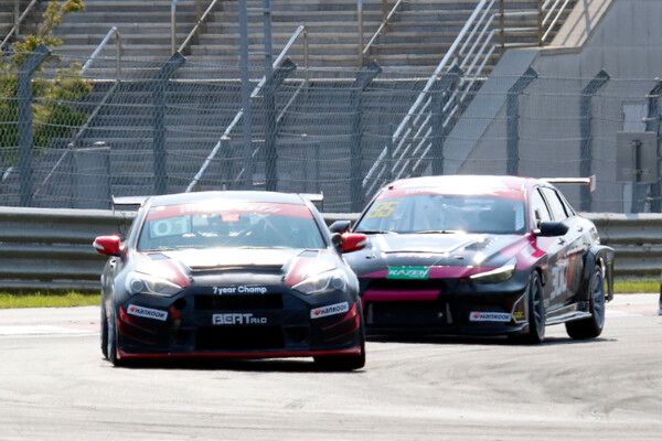 2025 오네 슈퍼레이스 제2전 GTA클래스에서 접전을 벌이는 정경훈(앞)과 문세은. 사진=전현철 기자.