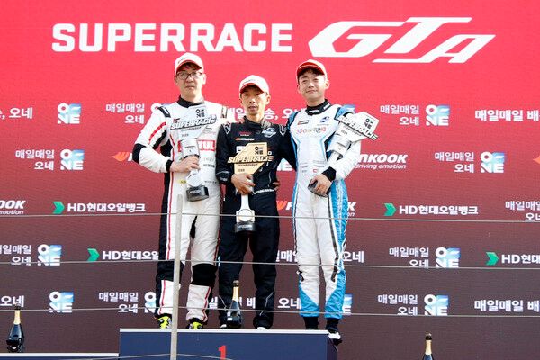 2025 오네 슈퍼레이스 제2전 GTA클래스 시상식, 왼쪽부터 2위 문세은, 우승 정경훈, 3위 한민관. 사진=전현철 기자.