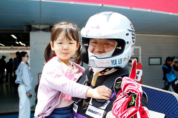 2025 오네 슈퍼레이스 제2전 프리우스 PHEV 클래스에서 우승을 차지하고 딸과 함께 기뻐하는 이율. 사진=전현철 기자.