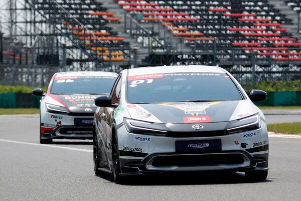 2025 오네 슈퍼레이스 제2전 프리우스 PHEV 클래스에서 초반 선두를 놓고 접전을 벌이던 강창원(앞)과 송형진. 사진=전현철 기자.