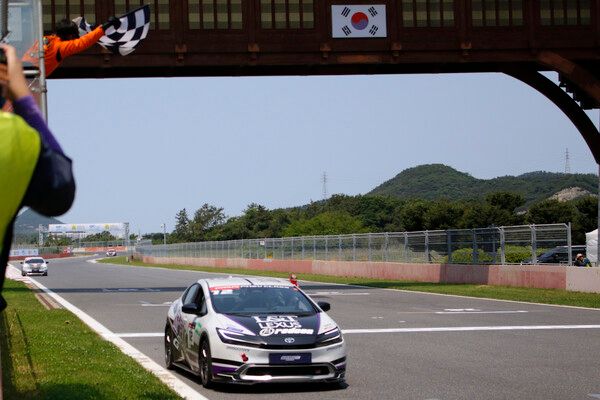 2025 오네 슈퍼레이스 제2전 프리우스 PHEV 클래스에서 가장 먼저 체커기를 받는 이율. 사진=전현철 기자.