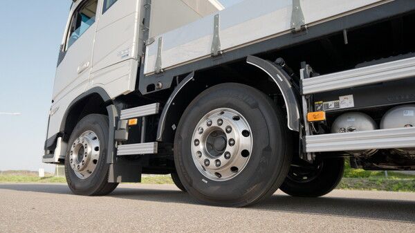 볼보 트럭에 장착된 미쉐린 X 멀티 에너지