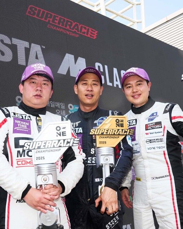 2025 오네 슈퍼레이스 제2전 LISTA M 클래스 입상자 기념촬영. 왼쪽부터 2위 김민현, 우승 박찬영, 3위 김현수. 사진=슈퍼레이스