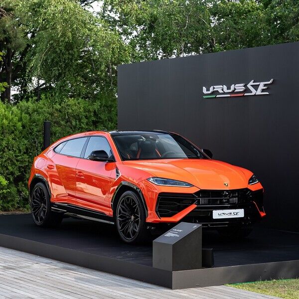 반얀트리 클럽 앤 스파 서울에서 전시 중인 람보르기니 최초의 플러그인 하이브리드 슈퍼 SUV ‘우루스 SE’