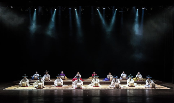 청와대재단은 6월 1일(일), 청와대 대정원에서 국가 무형유산 판소리 고법(鼓法) 보유자 김청만 명인과 전수자 120여 명이 함께하는 고법 합동공연을 개최한다고 밝혔다. 사진=청와대재단