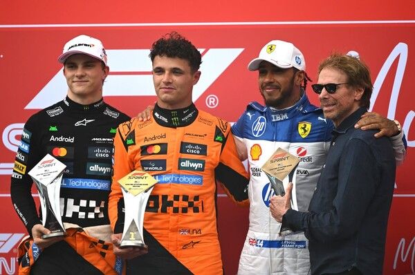 2025 F1 마이애미 그랑프리 스프린트 레이스 2위 오스카 피아스트리, 우승 랜도 노리스, 3위 루이스 해밀턴, 스프린트 트로피를 전달한 F1 영화의 프로듀서 제리 브룩하이머(왼쪽부터). 사진=F1