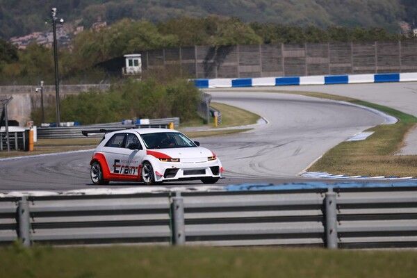 쉐이크다운 주행하는 이레인 모터스포트의 아이오닉 5 eN1컵 경주차. 사진=김진수 SNS