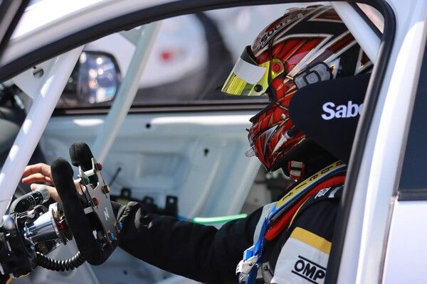 쉐이크다운 주행을 위해 아이오닉 5 eN1 컵 경주차에 탑승한 김진수. 사진=김진수 SNS