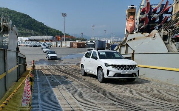 르노코리아가 그랑 콜레오스 중남미 수출 초도 물량을 선적하고 있다. 사진=르노코리아