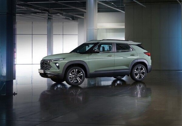 쉐보레가 한정판 ACTIV 트림과 신규 외장 컬러를 적용한 2026년형 ‘트레일블레이저’를 출시했다. 사진=쉐보레