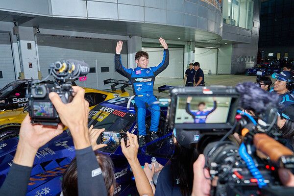 2024 오네 슈퍼레이스 6라운드 2위 김동은 카 포디움 세리머니. 사진=오네 레이싱