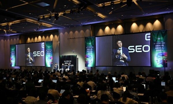 10일 개최된 Gen AI SEOUL 2025 컨퍼런스에서 한국앤컴퍼니(주) 김성진 전무가 강연을 진행하고 있다. 사진=한국앤컴퍼니그룹