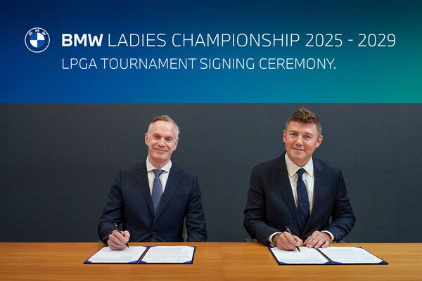 베른하르트 테리엣 BMW 그룹 코리아 부사장(좌)과 크리스 매드슨 LPGA 아시아태평양 지사장(우)이 BMW 코리아의 LPGA 대회 개최 연장 계약 협약식에서 기념 촬영을 진행하고 있다.