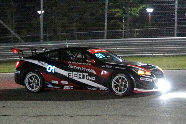 2025 오네 슈퍼레이스 제3전 GTA 결선에서 선두로 달리는 정경훈. 사진=전현철 기자.