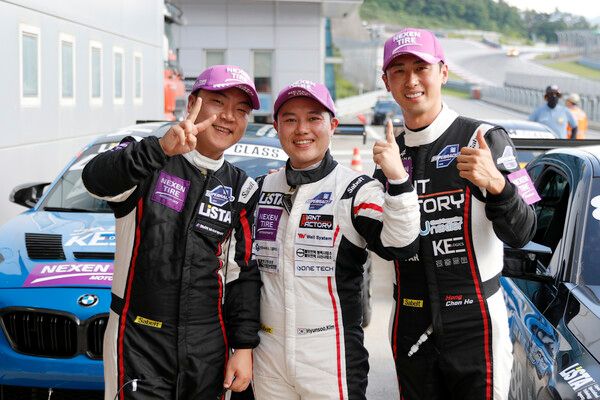 2025 오네 슈퍼레이스 제3전 LISTA M 클래스 입상자 기념촬영, 왼쪽부터 2위 김건우, 우승 김현수, 3위 홍찬호. 사진=전현철 기자.