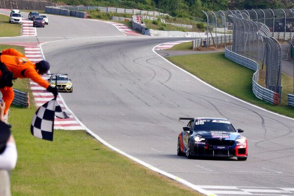 2025 오네 슈퍼레이스 제3전 LISTA M’ 클래스 결선에서 가장 먼저 체커기를 받는 김현수. 사진=전현철 기자.