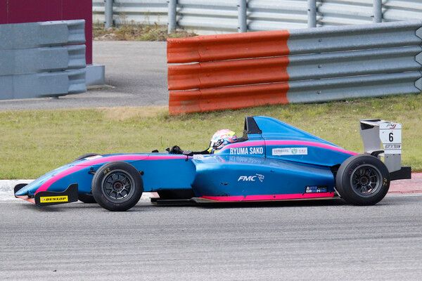 2025 오네 슈퍼레이스 제3전 포뮬러 코리아&일본에서 선두로 달리는 류마 사코. 사진=전현철 기자