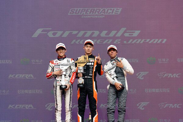 2025 오네 슈퍼레이스 제3전 포뮬러 코리아&일본 시상식, 왼쪽부터 2위 카토 타츠히코, 우승 류마 사코, 3위 강호선. 사진=슈퍼레이스
