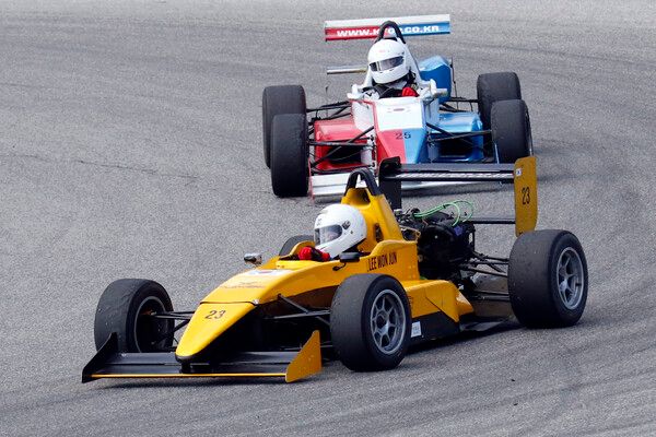 2025 오네 슈퍼레이스 제3전 포뮬러 코리아&일본 결선에서 접전을 벌이는 이원준(앞)과 조시현. 사진=전현철 기자