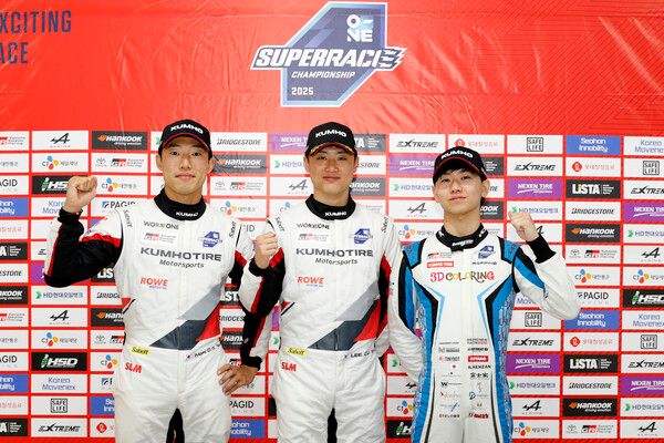 2025 오네 슈퍼레이스 제3전 토요타 가주 레이싱 6000 클래스 입상자 기자회견 뒤 기념촬영, 왼쪽부터 2위 노동기, 우승 이창욱, 3위 헨잔 료마. 사진=전현철 기자.