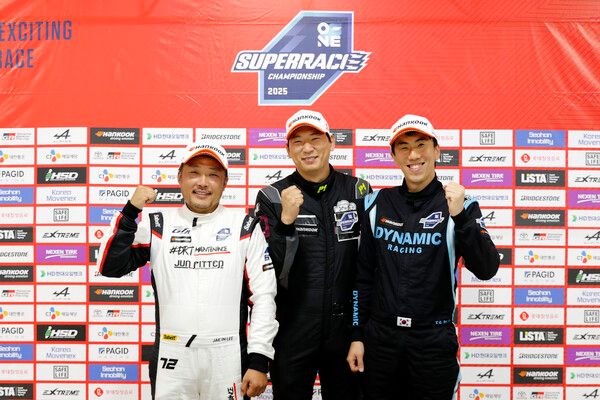 2025 오네 슈퍼레이스 제3전 GTB 클래스 입상자 기자회견에서 우승을 한 이중훈(가운데) 과 2위 이재인(왼쪽), 유영균이 기념촬영을 했다. 사진=전현철 기자