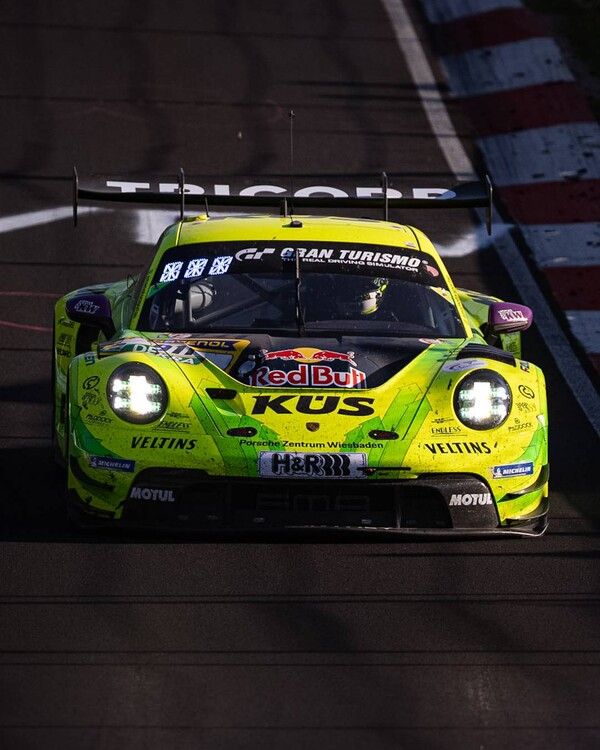 2025 뉘르부르그링 24시간 레이스에서 선두로 달리는 만데이 EMA의 포르쉐 992 GT3 경주차. 사진=뉘르부르그링