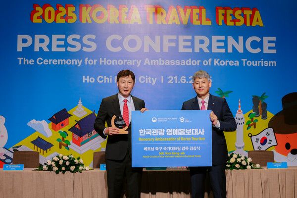 한국관광 명예홍보대사 위촉식(오른쪽) 김종훈 국제관광 본부장 직무대리 (왼쪽) 김상식 베트남 축구 국대표팀 감독