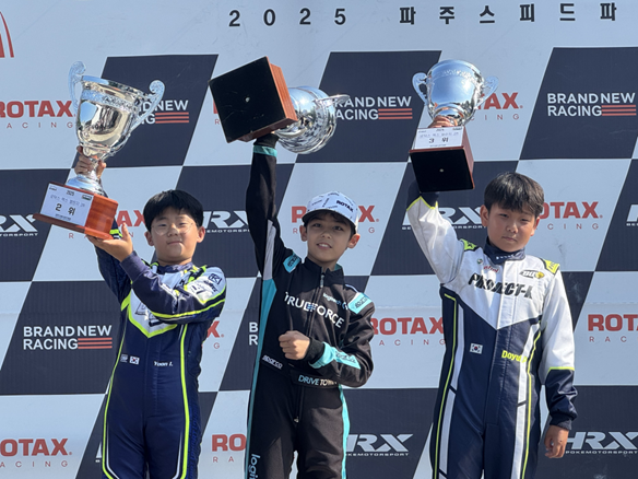 미니 GR3 클래스 포디엄. 츠제브스키 마크(가운데)가 우승했고, 윤이삭(왼쪽)과 박도율이 각각 2, 3위를 했다. 사진=KARA