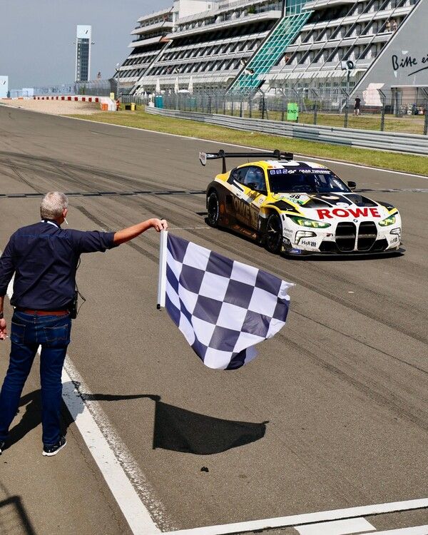 2025 뉘르부르그링 24시간 레이스에서 체커기를 받는 로웨 레이싱팀의 BMW M4 GT3. 사진=BMW M 모터스포트