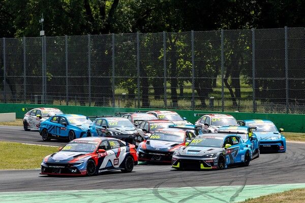 현대자동차가 ‘2025 TCR 월드투어’에서 시즌 두 번째 우승컵을 들어올렸다. 사진은 더 뉴 아반떼 N TCR의 경기장면. 제공=현대자동차