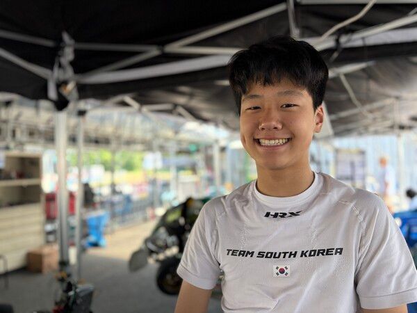 2025 로탁스 맥스 챌린지 2라운드 시니어 클래스에 출전한 박승수가 레이스를 앞두고 미소를 띠었다. 사진=오토레이싱