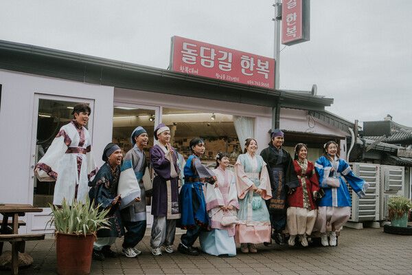 경주 신라 의복 체험 중인 필리핀 인플루언서단. 사진=한국관광공사