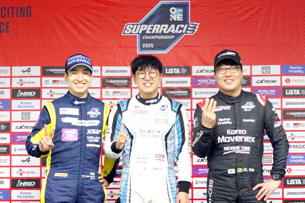 2025 오네 슈퍼레이스 제2전 토요타 가주레이싱 6000클래스 입상자 기자회견 뒤 기념촬영. 박규승(가운데)이 우승했고 이정우(왼쪽)와 김중군이 각각 2, 3위를 했다. 사진=전현철 기자