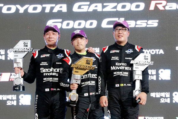 2025 오네 슈퍼레이스 제4전 토요타 가주레이싱 6000 시상식, 왼쪽부터 2위 장현진, 우승 정의철, 3위 김중군. 사진=전현철 기자.