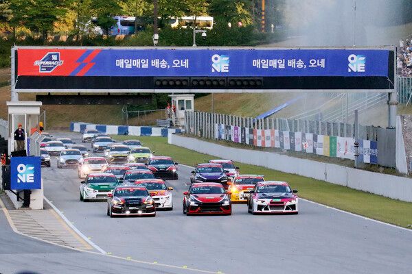 2025 오네 슈퍼레이스 제4전 GTA 클래스 결선 스타트 장면. 사진=전현철 기자.