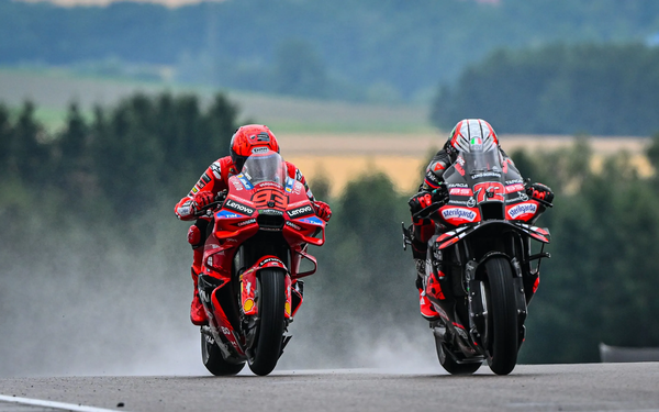 마르크 마르케즈(왼쪽)가 2025 모토GP 제11전 독일 GP 스프린트 레이스에서 마르코 베제치와 경합을 펼치고 있다. 사진=motogp.com