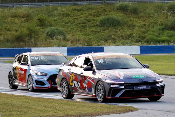 2025 오네 슈퍼레이스 제4전 GTB클래스에서 선두 경쟁을 펼치는 최지영(앞)과 이상진. 사진=전현철 기자.