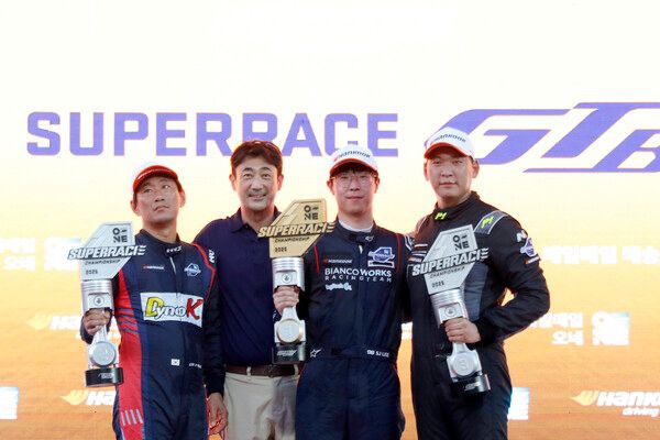 2025 오네 슈퍼레이스 제4전 GTB 시상식. 이상진(왼쪽에서 3번째)이 첫 승을 거뒀고 최지영(왼쪽)과 이중훈이 각각 3위를 했다. 슈퍼레이스 마석호 새 대표가 시상했다. 사진=전현철 기자.