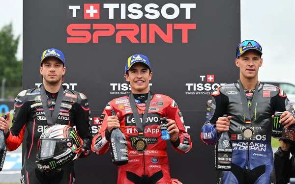 마르크 마르케즈(가운데)가 2025 모토GP 제11전 독일 GP 스프린트 레이스에서 우승했고, 마르코 베제치(왼쪽)와 파비오 콰르타라로가 각각 2, 3위를 했다. 사진=motogp.com