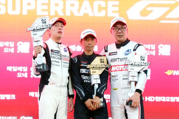 2025 오네 슈퍼레이스 제4전 GTA 클래스 시상식. 정경훈(가운데)이 시즌 3승을 거뒀고 박석찬(왼쪽)과 문세은이 각각 2, 3위를 했다. 사진=전현철 기자.