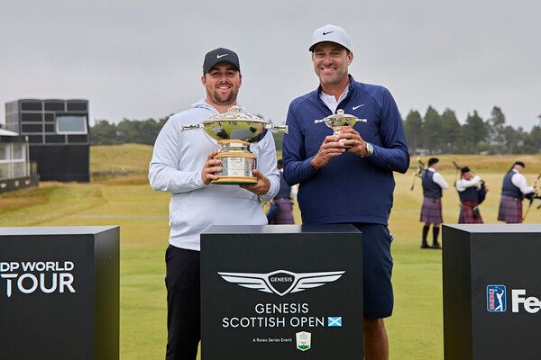 ‘2025 제네시스 스코티시 오픈’ 우승자 크리스 고터럽(왼쪽)과 캐디 브레이디 스톡튼의 기념 촬영을 장면. 사진=제네시스