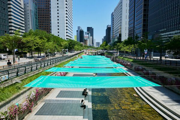 폭스바겐그룹코리아가 폭스바겐그룹 우리재단과 함께 청계천 일대에 대형 그늘막을 설치했다.