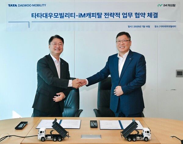 전략적업무협약을 체결한 타타대우모빌리티 김태성 사장(왼쪽)과 iM캐피탈 김성욱 대표이사. 사진=타타대우모빌리티