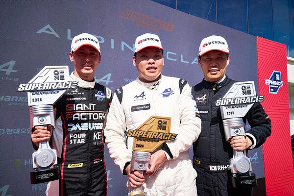 김정수가 2025 오네 슈퍼레이스 제3전 알핀 클래스에서 우승했고, 홍찬호(왼쪽)에 이어 송기영이 각각 2, 3위를 했다. 사진=슈퍼레이스