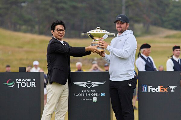 제네시스사업본부장 송민규 부사장(왼쪽)이 ‘2025 제네시스 스코티시 오픈’ 우승자 크리스 고터럽과 기념 촬영을 하는 모습. 사진=제네시스