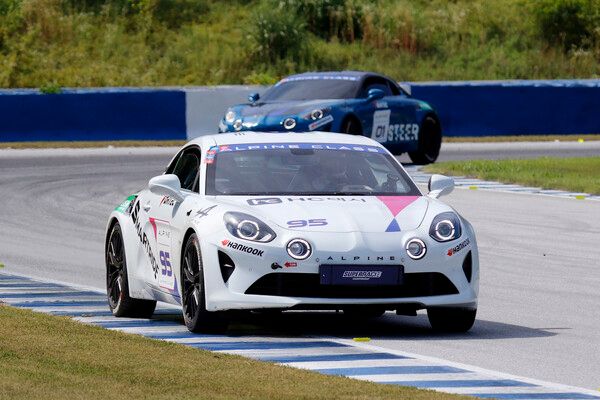 2025 오네 슈퍼레이스 알핀 클래스 제3전에서 선두로 달리는 김정수와 추격하는 송기영. 사진=전현철 기자.