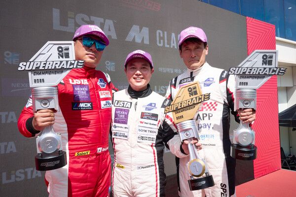 2025 오네 슈퍼레이스 챔피언십 제4전 LISTA M&nbsp;클래스에서 김현수(가운데)가 우승했고, 이관수(왼쪽)와 한치우가 각각 2, 2위를 했다. 사진=슈퍼레이스